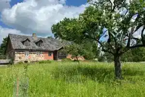 Viesus aicina atjaunotais Vilhelma Purvīša dzimto māju ābeļdārzs