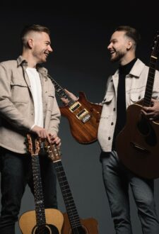 Miks Akots un Kristens Kupčs. Koncertprogramma “12 STĪGAS LATVIEŠU MŪZIKĀ”